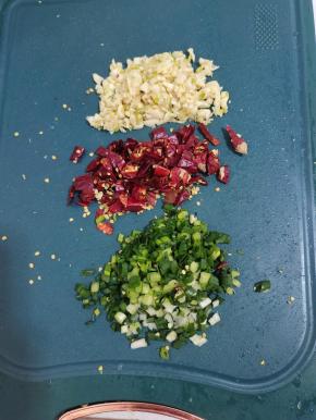 煮鸡腿肉的时候，我们来把蒜瓣剁成蒜末，干辣椒切成小块，葱切成葱花备用！