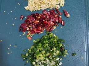 煮鸡腿肉的时候，我们来把蒜瓣剁成蒜末，干辣椒切成小块，葱切成葱花备用！