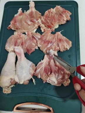 鸡腿用剪刀在中间剪开，再顺着边把骨头剔除来！
