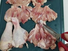 鸡腿用剪刀在中间剪开，再顺着边把骨头剔除来！