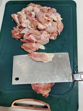 把去了骨头的鸡腿肉，斜刀切成厚片！（片不要切的太薄，要不然一会抓洗的时候容易碎！）