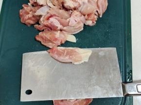 把去了骨头的鸡腿肉，斜刀切成厚片！（片不要切的太薄，要不然一会抓洗的时候容易碎！）