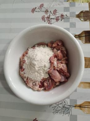 片好的鸡腿肉放在碗中，放入适量的面粉！
