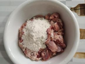 片好的鸡腿肉放在碗中，放入适量的面粉！
