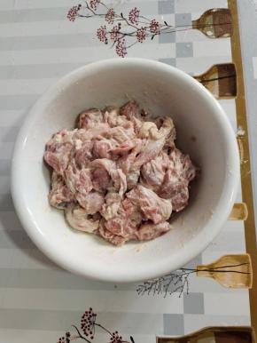 抓拌均匀至粘手的状态，这样鸡腿里面的杂质和血水都吸附在面粉上！