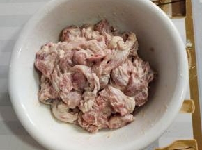 抓拌均匀至粘手的状态，这样鸡腿里面的杂质和血水都吸附在面粉上！
