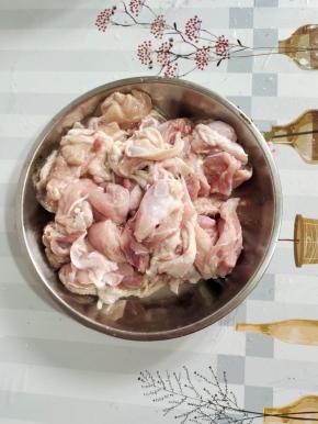 清洗干净的鸡腿肉，挤干水分备用！