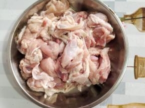 清洗干净的鸡腿肉，挤干水分备用！