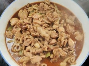 煮好后连汤汁儿一起倒入大碗里！