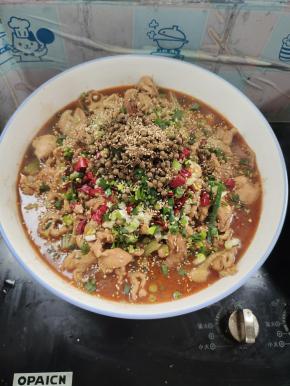 撒上适量的蒜末，干辣椒，新鲜花椒。葱花和适量的熟白芝麻！