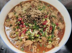 撒上适量的蒜末，干辣椒，新鲜花椒。葱花和适量的熟白芝麻！