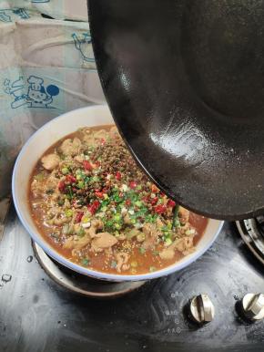 淋上热油即可食用！