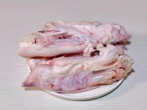 猪蹄洗净一切二。