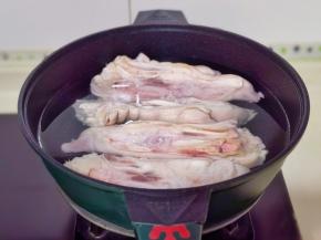 冷水下锅烧开煮5分钟，捞出温水冲洗干净。