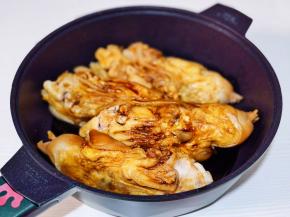 涂抹均匀，每个猪蹄都要吸收到酱汁，腌制2小时以上。