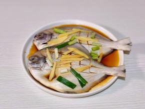 撒上姜丝，葱段腌制1小时以上，中途翻个面。