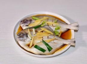 撒上姜丝，葱段腌制1小时以上，中途翻个面。