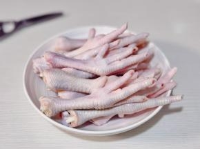 鸡爪剪掉指甲洗净。