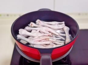 冷水下锅烧开煮2分钟捞出冲洗两遍。