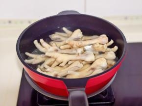 再加入冷水，料酒大火烧开，煮大约15分钟。（时间可以根据个人喜欢的口感来调整）