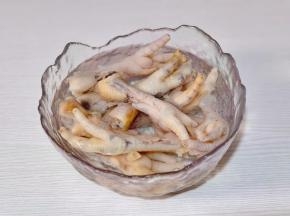 捞出用冷水反复冲洗，再放入冷水中泡10分钟。