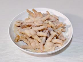 捞出沥干水分，去骨装盘。