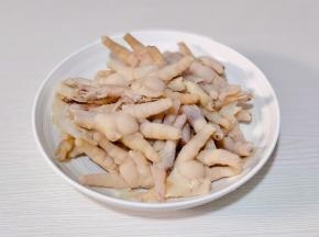 捞出沥干水分，去骨装盘。