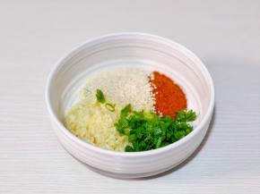 蒜末，葱花，辣椒粉，白芝麻放入碗中。
