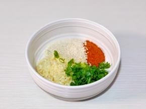 蒜末，葱花，辣椒粉，白芝麻放入碗中。