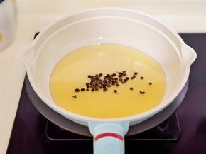 锅中加油烧热放入花椒炸出香味捞出。