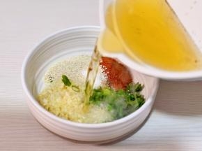 花椒油倒入碗中。