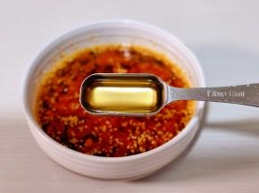 加入香醋搅拌均匀。