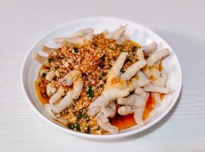 倒入鸡爪盘中，拌均匀。