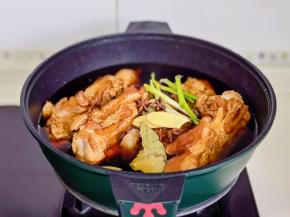 加水，葱姜，香料，冰糖。