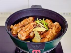 加水，葱姜，香料，冰糖。