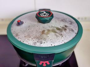 盖上盖子烧开转小火将猪蹄炖烂，大约45分钟，时间可以自己掌握。