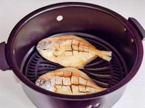 去掉葱姜放入空气炸锅中，200度烤20分钟。