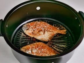 取出刷一层橄榄油，撒上辣椒粉，芝麻，孜然粉再烤10分钟。