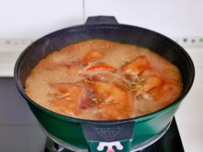 炖烂后加一个小米辣，按个人口味加入盐。