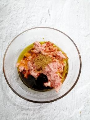 把肉馅放入碗中，加油＋料酒＋生抽（15克）＋耗油＋五香粉搅拌均匀，再加入葱姜粒搅拌均匀备用