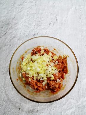 再加入葱姜粒搅拌均匀备用