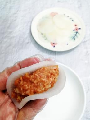 把肉馅放在白萝卜片中