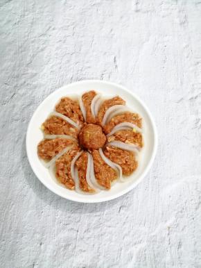 做好依次摆在盘子一圈，中间放上一个肉丸