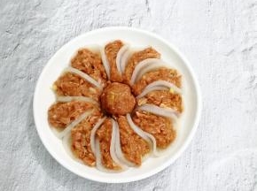 做好依次摆在盘子一圈，中间放上一个肉丸