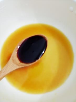 蒸好取出来，把汤汁倒入锅中，加入剩下的5克生抽烧开