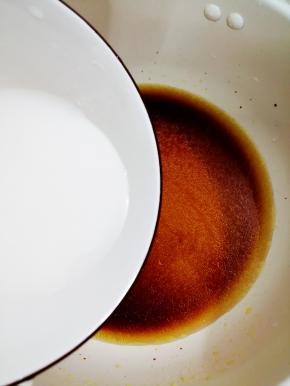 然后把水淀粉倒入锅中烧开
