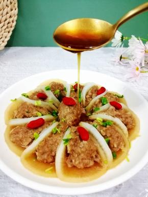 在菜上撒些葱花，摆上几粒枸杞，把做好芡汁倒入即可，好吃又好看的花开富贵就完成了