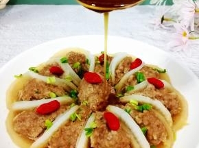 在菜上撒些葱花，摆上几粒枸杞，把做好芡汁倒入即可，好吃又好看的花开富贵就完成了