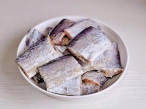 带鱼剪成小段洗净，擦干水分。