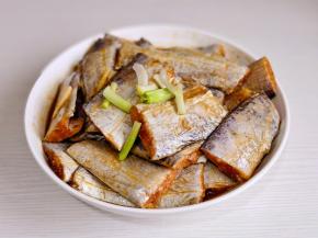 加入葱段，姜丝抓拌均匀腌制2小时以上。